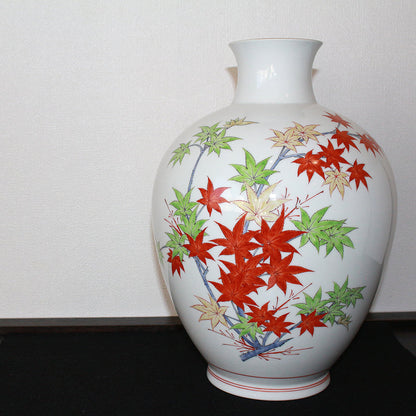 24582 14th generation Sakaida Kakiemon (Muddy hand maple leaf vase) 