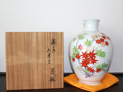 24582 14th generation Sakaida Kakiemon (Muddy hand maple leaf vase) 