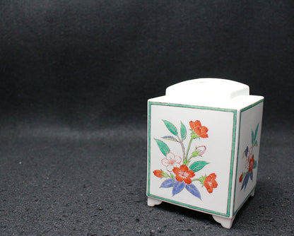 25378 14th generation Sakaida Kakiemon (cloudy hand cherry blossom incense burner) 