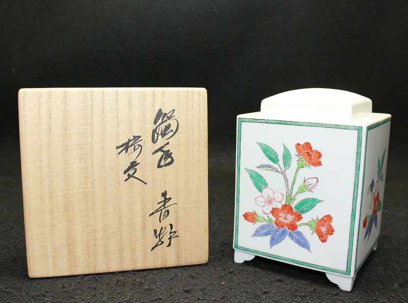 25378 14th generation Sakaida Kakiemon (cloudy hand cherry blossom incense burner) 