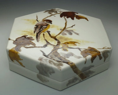 19552 Fujimoto Nodo (Snow-white glaze colored silver-painted yellow leaves design hexagonal box)