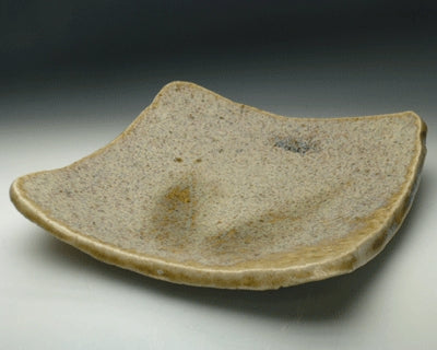 19600 Kitaoji Rosanjin [Kuroda Touanshiki] (Kiln-transformed yellow Seto iris pattern square bowl)