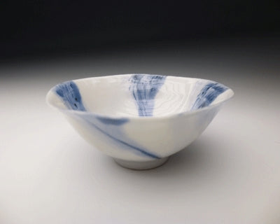 19731 Kitaoji Rosanjin [Second generation Kuroda Touanshi] (Blue and white twisted pattern sake cup)