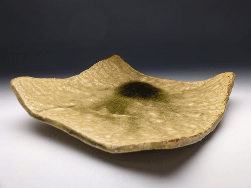 19959 Kitaoji Rosanjin (Iga glaze shinogi square bowl)