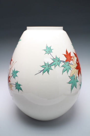 20443 14th generation Sakaida Kakiemon (Muddy hand maple leaf vase)