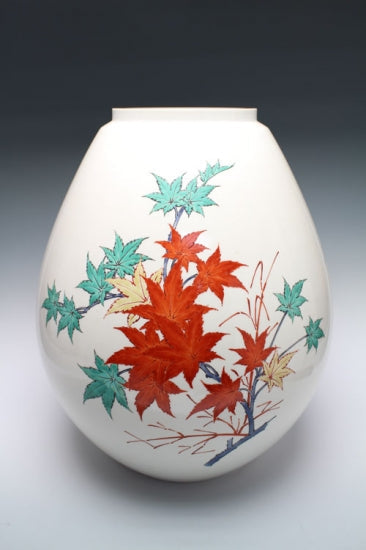 20443 14th generation Sakaida Kakiemon (Muddy hand maple leaf vase)