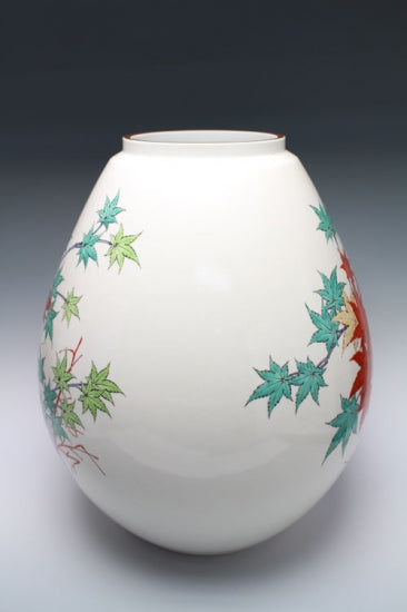 20443 14th generation Sakaida Kakiemon (Muddy hand maple leaf vase)