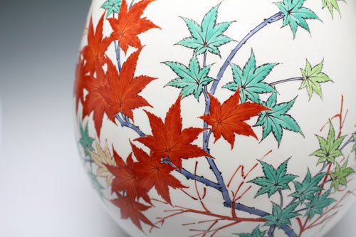 20443 14th generation Sakaida Kakiemon (Muddy hand maple leaf vase)