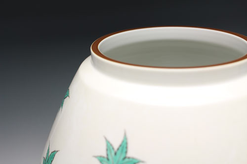 20443 14th generation Sakaida Kakiemon (Muddy hand maple leaf vase)