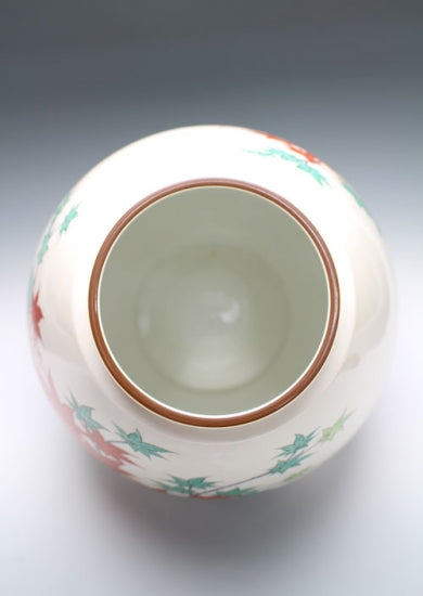 20443 14th generation Sakaida Kakiemon (Muddy hand maple leaf vase)