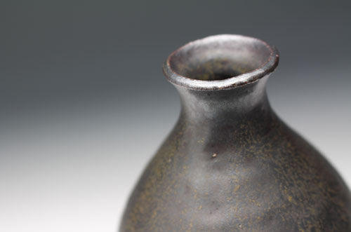 2050 FUHIRA Shin (Black glaze sake bottle)