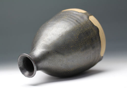 2050 FUHIRA Shin (Black glaze sake bottle)