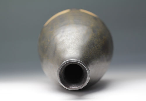 2050 FUHIRA Shin (Black glaze sake bottle)