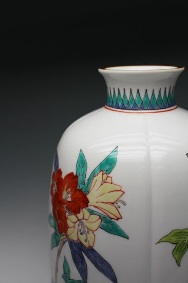 20166 14th generation Sakaida Kakiemon (Muddy hand stone flower iron line pattern vase)