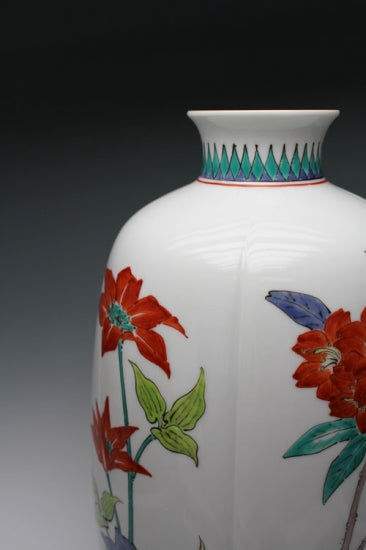 20166 14th generation Sakaida Kakiemon (Muddy hand stone flower iron line pattern vase)