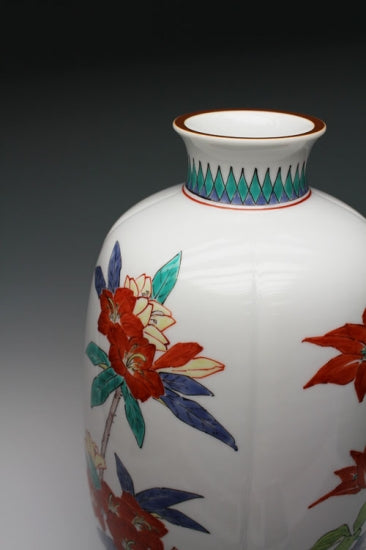 20166 14th generation Sakaida Kakiemon (Muddy hand stone flower iron line pattern vase)