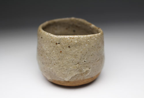 20588 Kawakita Handeishi [Tsuchiraishi] (Ash glaze sake cup)