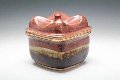 20683 Kanjiro Kawai (Iron and cinnabar diamond-shaped covered vessel [Takashi Toshiaki])