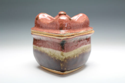 20683 Kanjiro Kawai (Iron and cinnabar diamond-shaped covered vessel [Takashi Toshiaki])