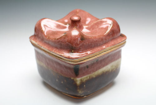 20683 Kanjiro Kawai (Iron and cinnabar diamond-shaped covered vessel [Takashi Toshiaki])