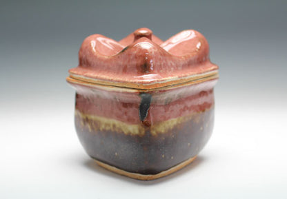 20683 Kanjiro Kawai (Iron and cinnabar diamond-shaped covered vessel [Takashi Toshiaki])