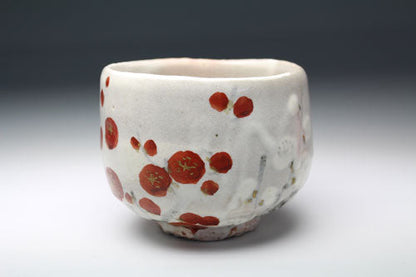 20695 Arakawa Toyozo (Red and white plum tea bowl)