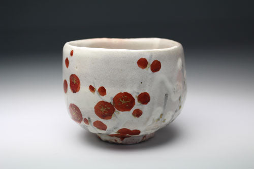 20695 Arakawa Toyozo (Red and white plum tea bowl)