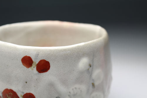 20695 Arakawa Toyozo (Red and white plum tea bowl)