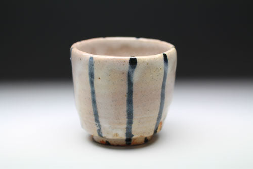 20889 ARAKAWA Toyozo [Datsushiki] (Blue and white straw sake cup)