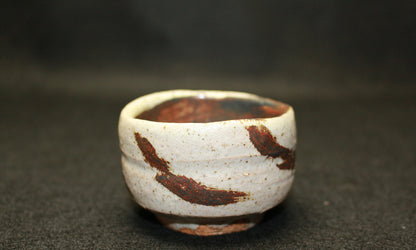 26130　人間国宝　金重陶陽	　灰釉鉄紋酒呑（於ハワイ大学・晃介識））　KANESHIGE Toyo