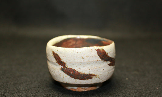 26130　人間国宝　金重陶陽	　灰釉鉄紋酒呑（於ハワイ大学・晃介識））　KANESHIGE Toyo