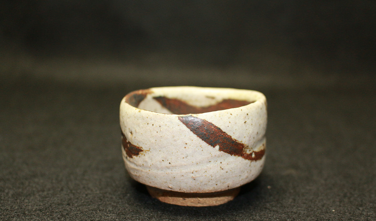 26130　人間国宝　金重陶陽	　灰釉鉄紋酒呑（於ハワイ大学・晃介識））　KANESHIGE Toyo