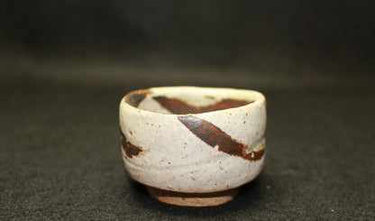 26130　人間国宝　金重陶陽	　灰釉鉄紋酒呑（於ハワイ大学・晃介識））　KANESHIGE Toyo