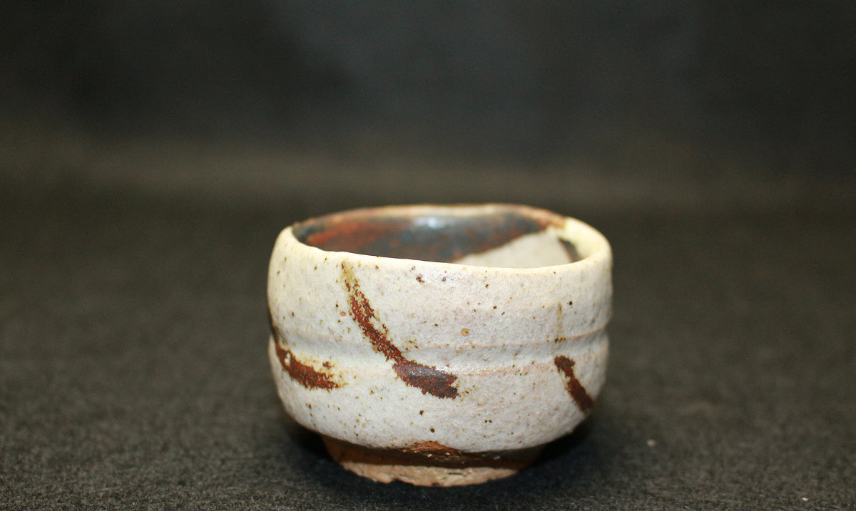 26130　人間国宝　金重陶陽	　灰釉鉄紋酒呑（於ハワイ大学・晃介識））　KANESHIGE Toyo