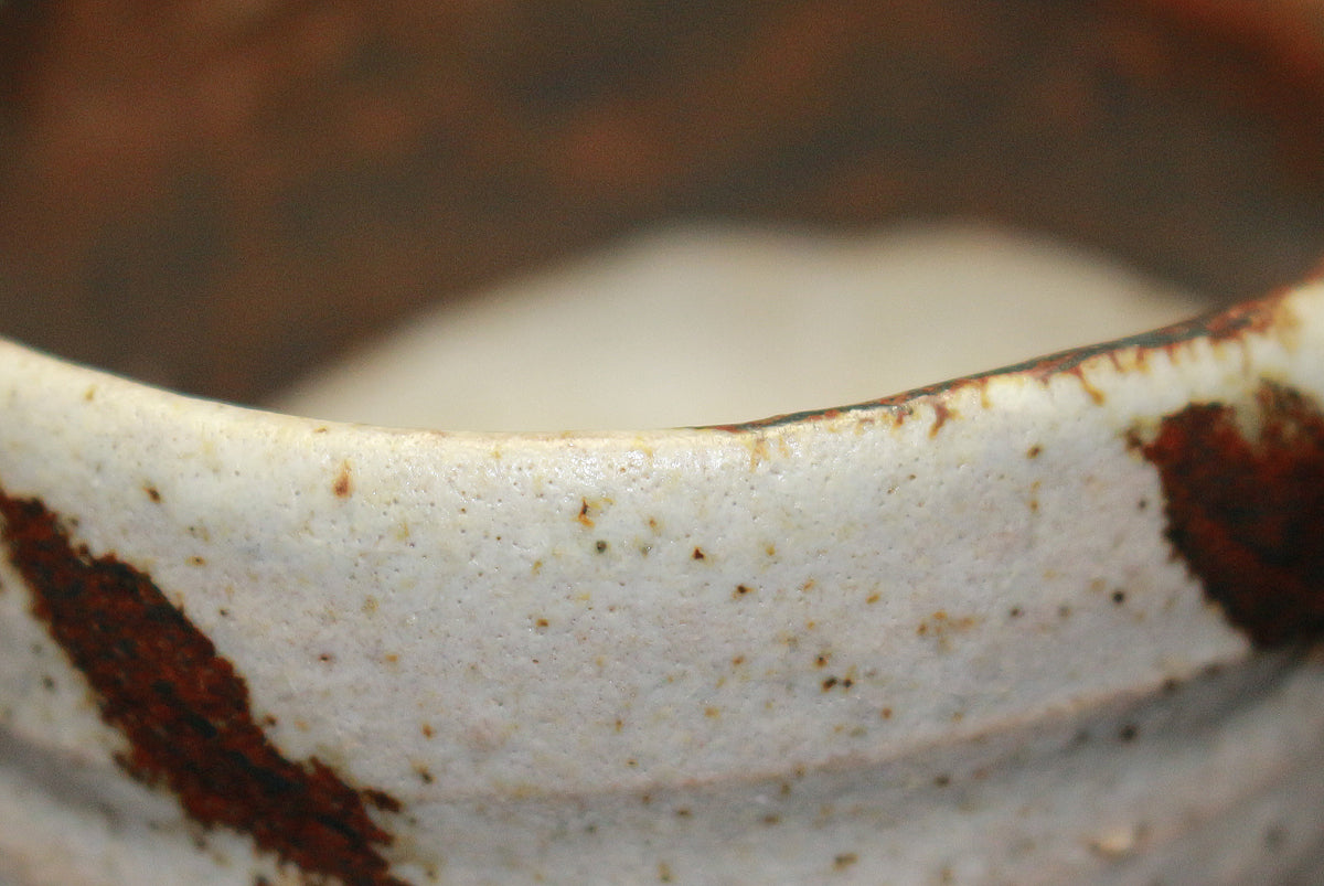 26130　人間国宝　金重陶陽	　灰釉鉄紋酒呑（於ハワイ大学・晃介識））　KANESHIGE Toyo