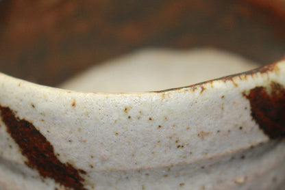 26130　人間国宝　金重陶陽	　灰釉鉄紋酒呑（於ハワイ大学・晃介識））　KANESHIGE Toyo