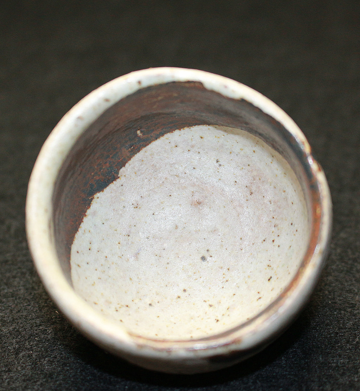 26130　人間国宝　金重陶陽	　灰釉鉄紋酒呑（於ハワイ大学・晃介識））　KANESHIGE Toyo