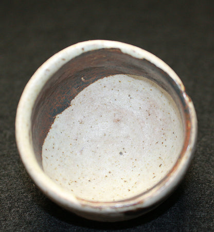 26130　人間国宝　金重陶陽	　灰釉鉄紋酒呑（於ハワイ大学・晃介識））　KANESHIGE Toyo