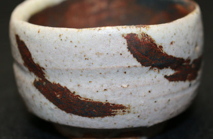 26130　人間国宝　金重陶陽	　灰釉鉄紋酒呑（於ハワイ大学・晃介識））　KANESHIGE Toyo