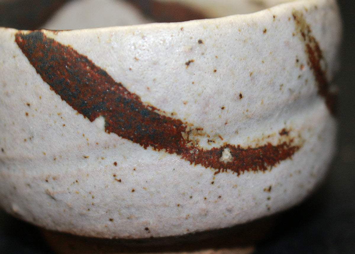 26130　人間国宝　金重陶陽	　灰釉鉄紋酒呑（於ハワイ大学・晃介識））　KANESHIGE Toyo