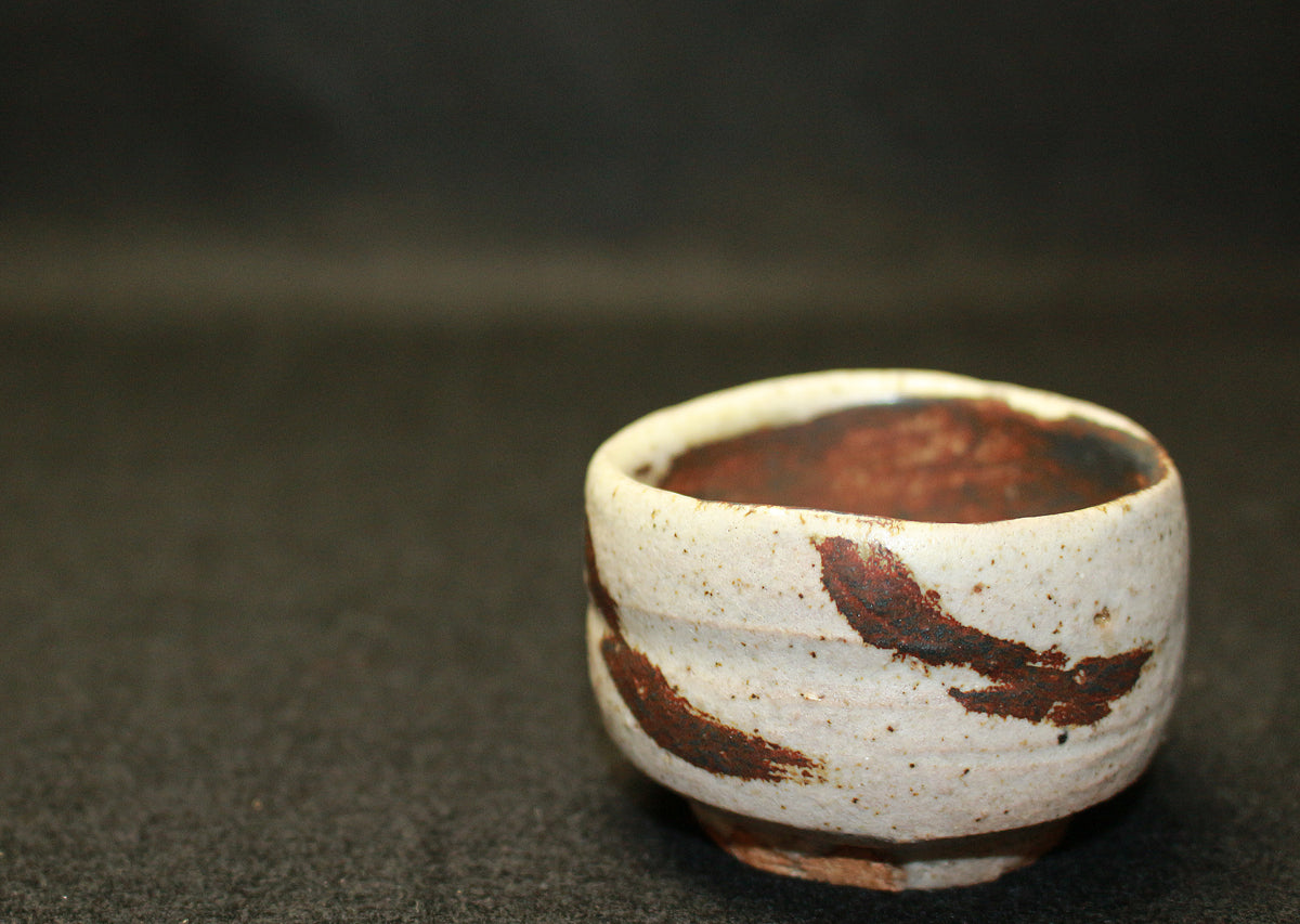 26130　人間国宝　金重陶陽	　灰釉鉄紋酒呑（於ハワイ大学・晃介識））　KANESHIGE Toyo