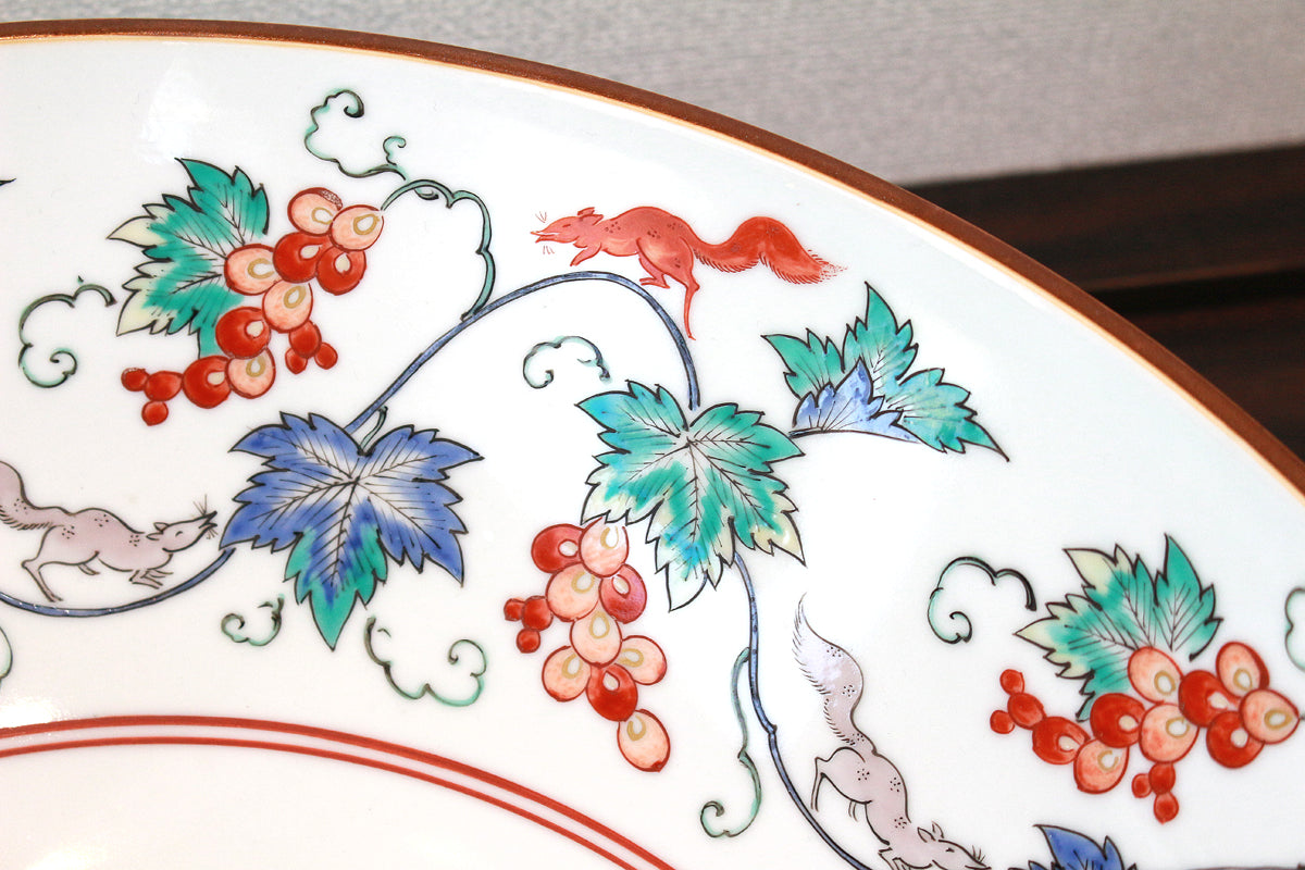 26134 13代酒井田柿右衛門 濁手葡萄りす文深鉢 – アート飛田