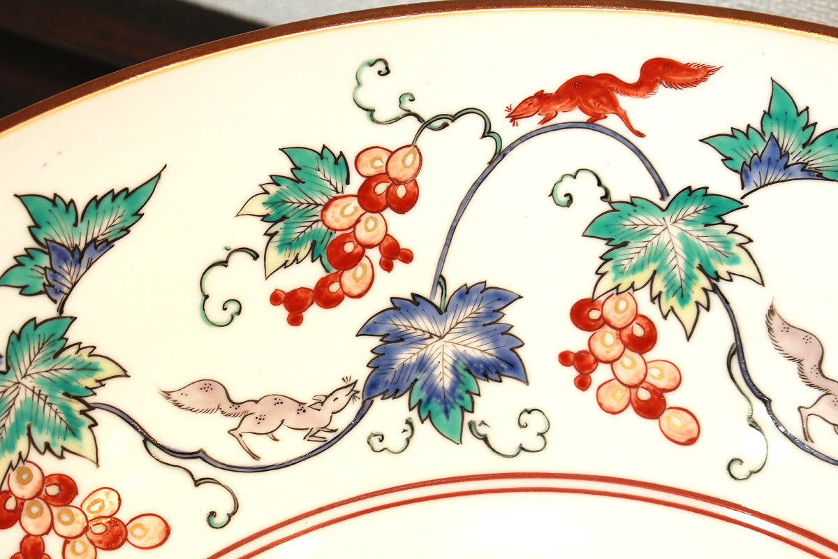 26134	１３代酒井田柿右衛門	  濁手葡萄りす文深鉢