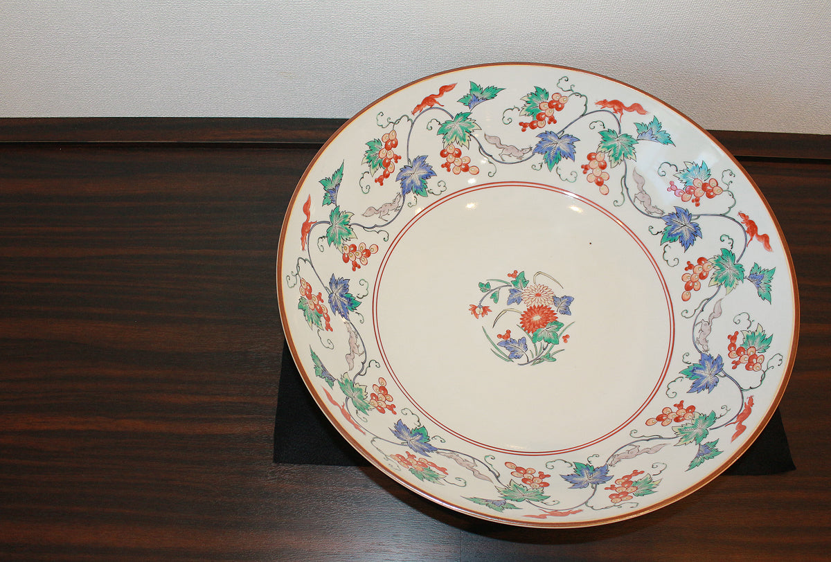 26134	１３代酒井田柿右衛門	  濁手葡萄りす文深鉢