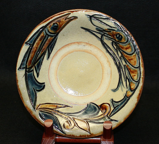 26142　人間国宝　金城次郎　皿（魚海老文）　　KINJO　Jiro