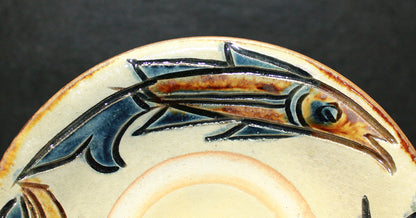 26142　人間国宝　金城次郎　皿（魚海老文）　　KINJO　Jiro