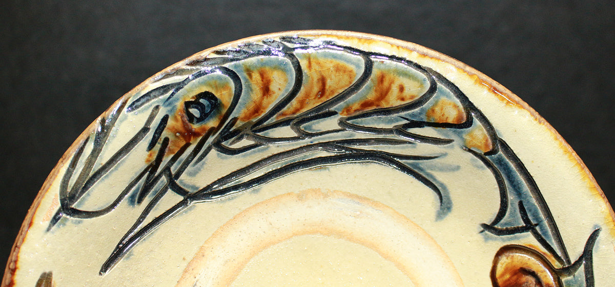 26142　人間国宝　金城次郎　皿（魚海老文）　　KINJO　Jiro