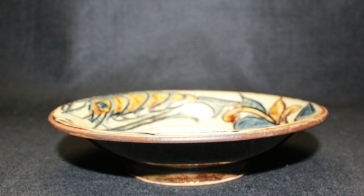 26142　人間国宝　金城次郎　皿（魚海老文）　　KINJO　Jiro