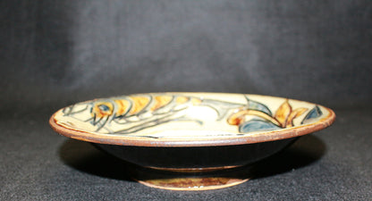 26142　人間国宝　金城次郎　皿（魚海老文）　　KINJO　Jiro