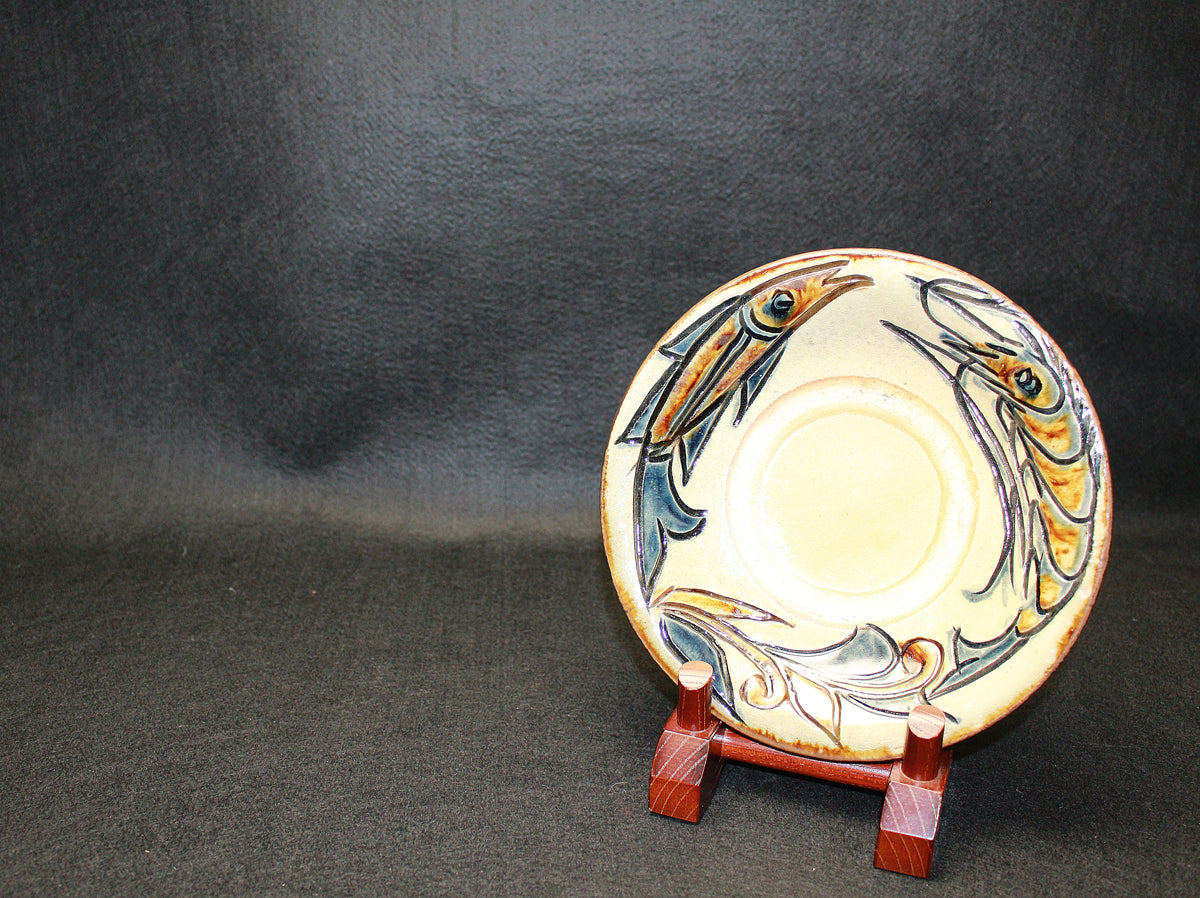 26142 人間国宝 金城次郎 皿（魚海老文） KINJO Jiro – アート飛田